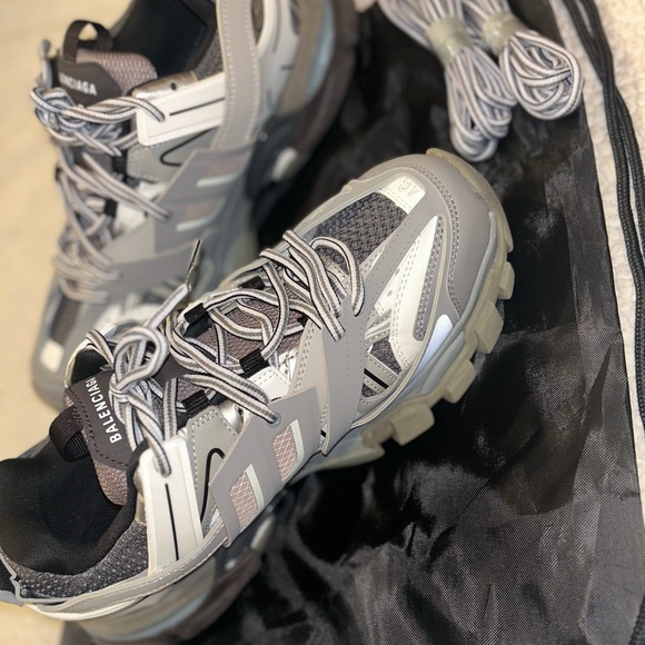 Bought the wrong size , Brand New hasn’t been worn. Selling them for low - Picture 3 of 7